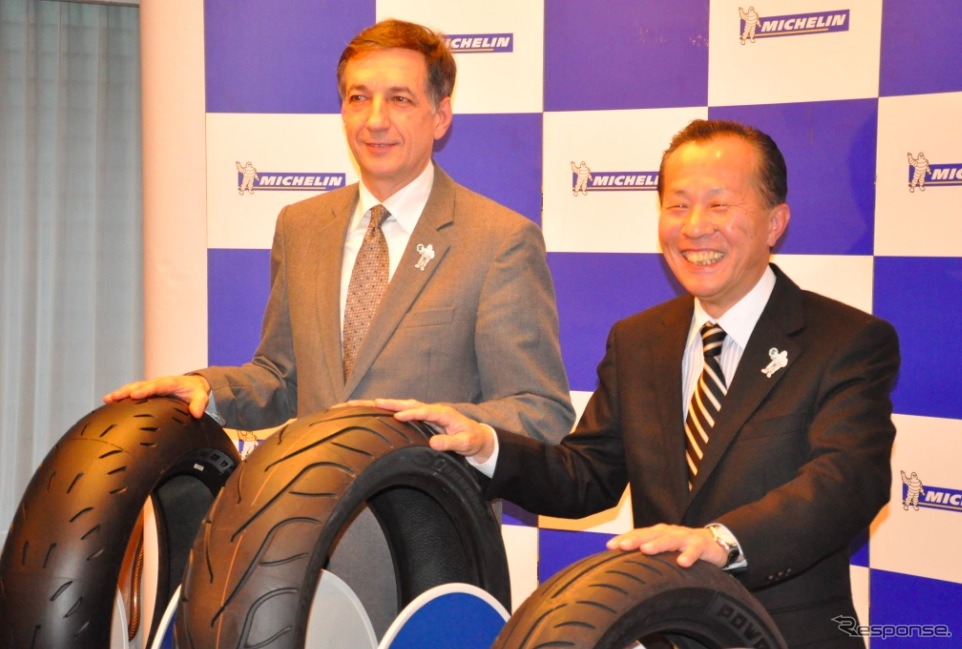 日本ミシュランタイヤは二輪用タイヤの発表会を開催した。ベルナール・デルマス社長（左）と内野真澄執行役員