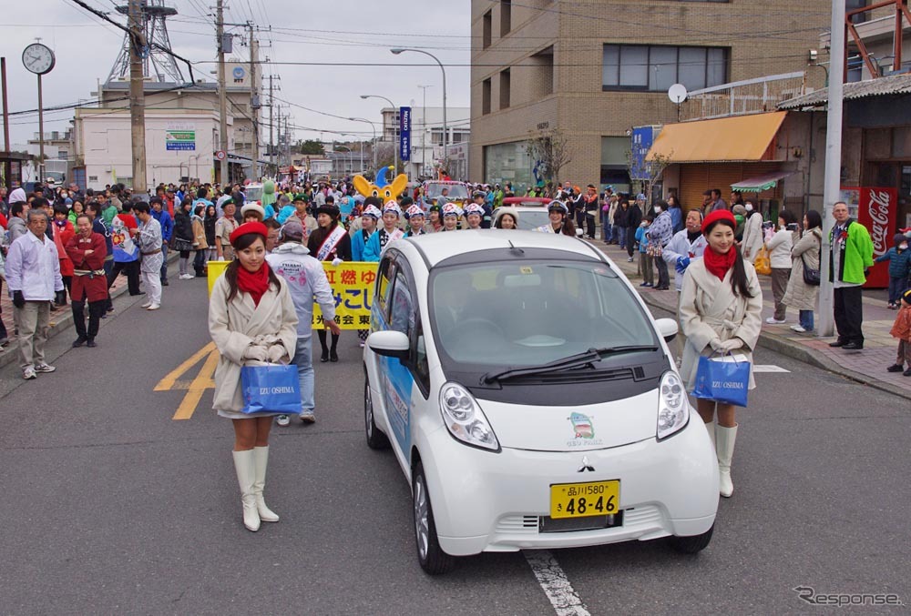 伊豆大島で29日より、「椿まつり」が開幕。パレードの先導車を三菱i-MiEVがつとめた。