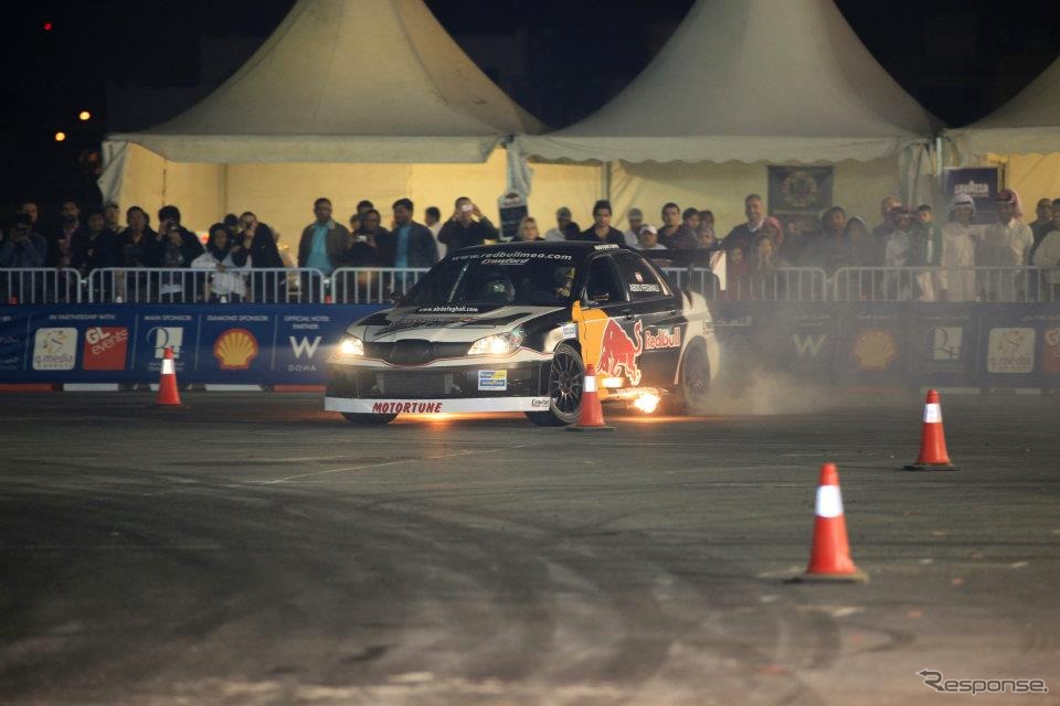 特設会場で行われたスバル インプレッサWRXによるドリフトショー（カタールモーターショー12）