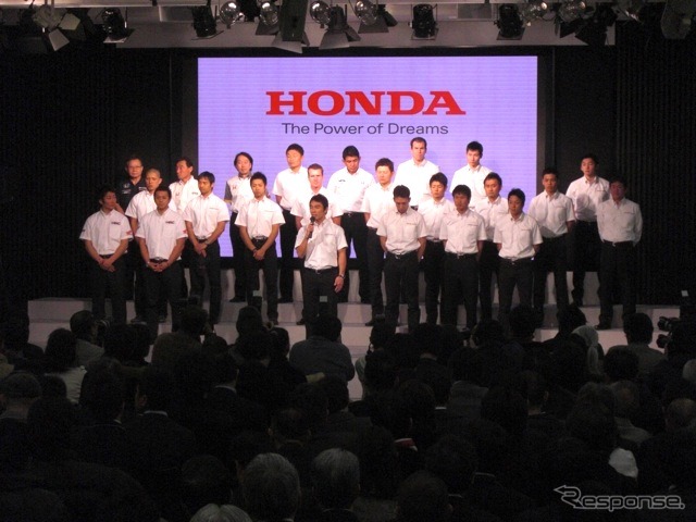 佐藤琢磨（中央、マイク）