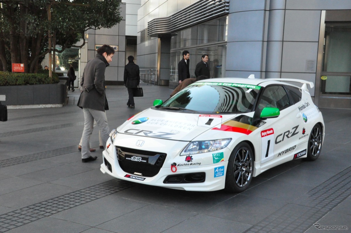 青山本社に展示された ホンダ CR-Z Sports ＆ Eco 仕様