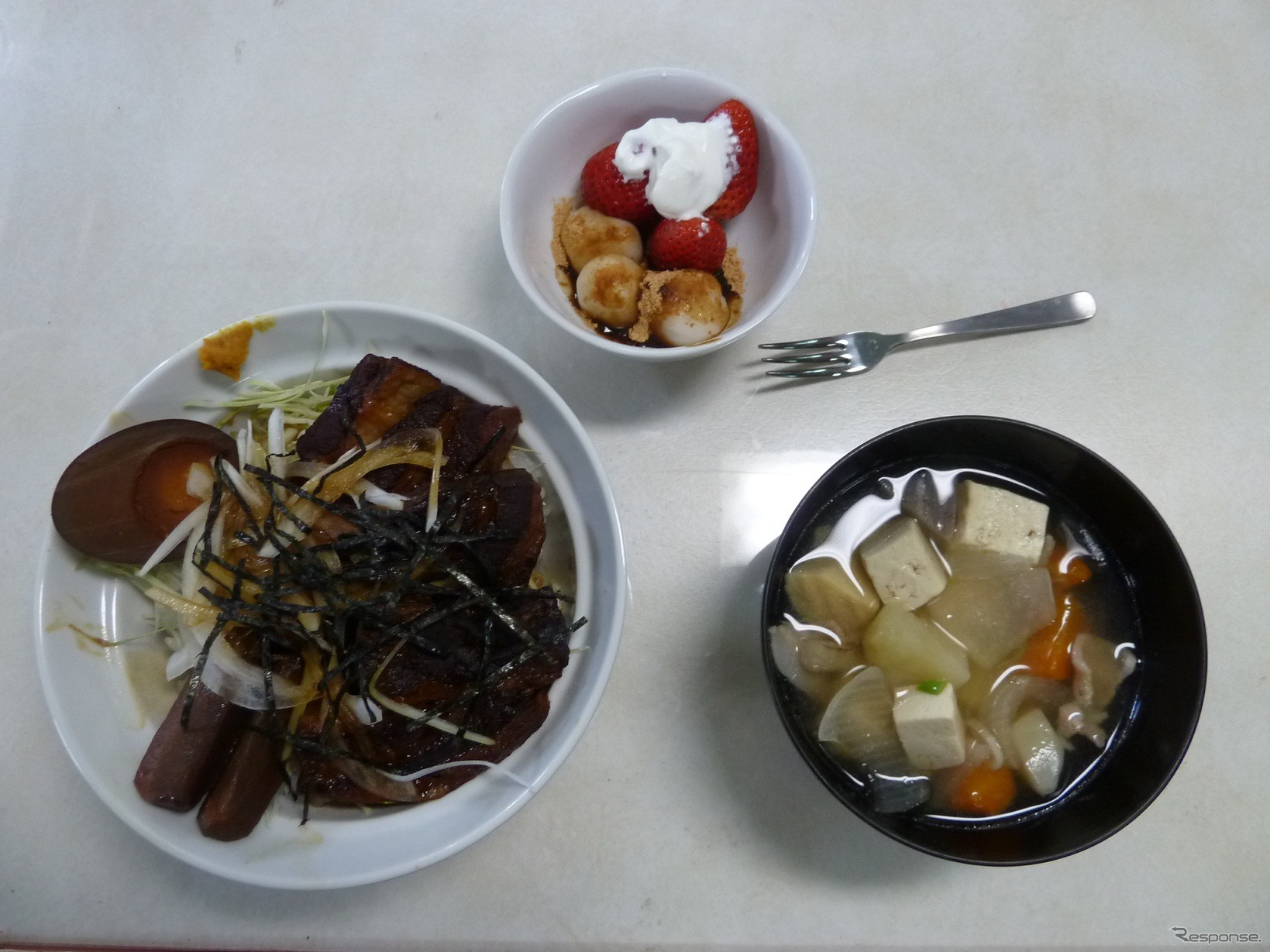 巡視船あかいし。あわせ調味料で前日から煮込んだ豚バラ肉に卵をキャベツにのせた丼。隠し味にゆず胡椒をきかせたけんちん汁