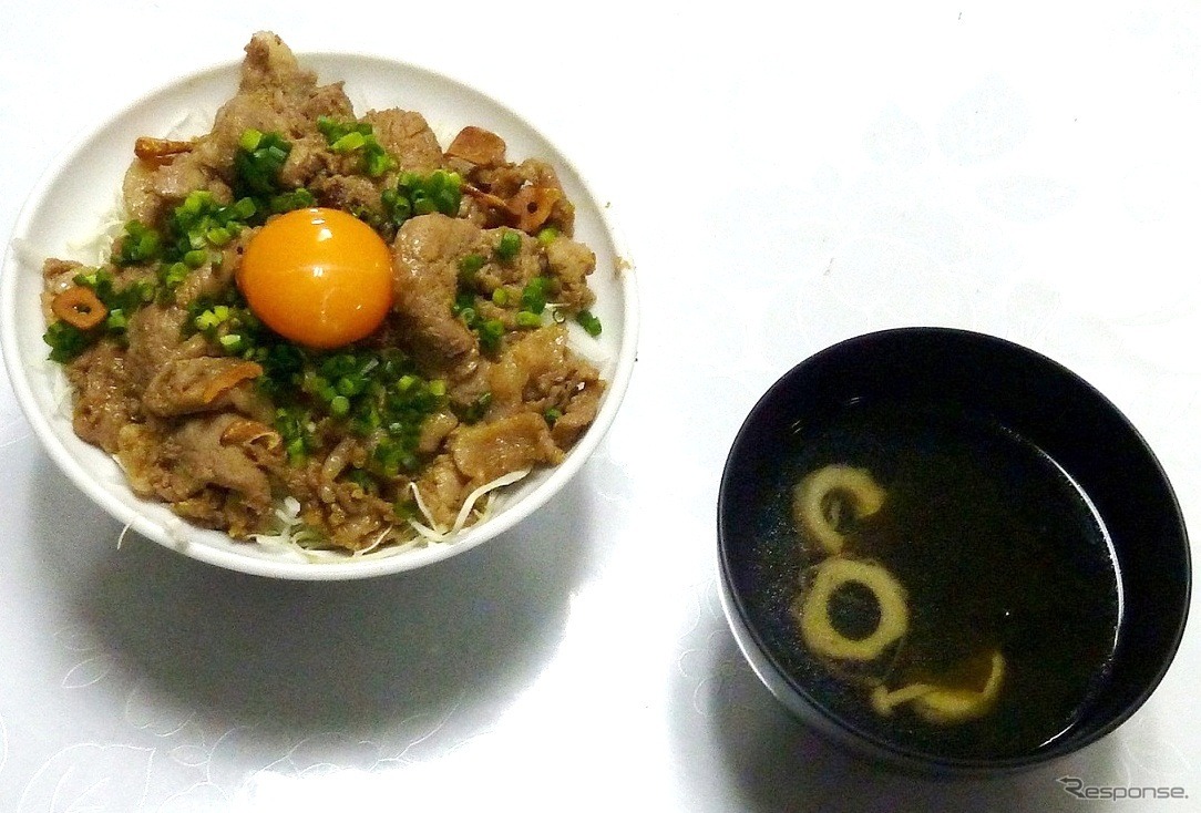 巡視船おおすみ。タレに一晩漬け込んだ焼肉丼とあっさりわかめのスープ