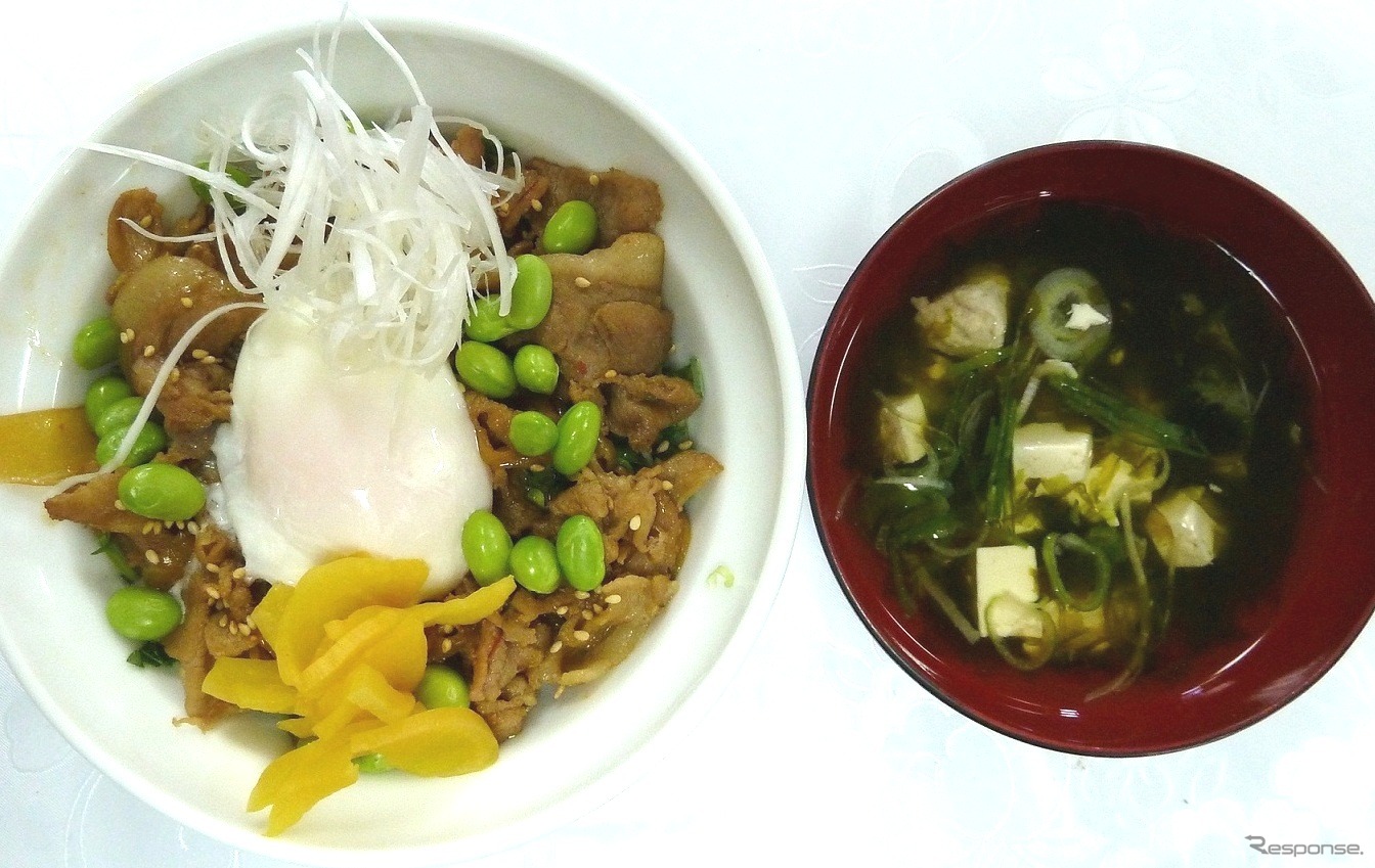 巡視船さつま。枝豆と野菜を大目に、黒豚の下に大葉をしいた丼と、つみれを加えた青さ汁