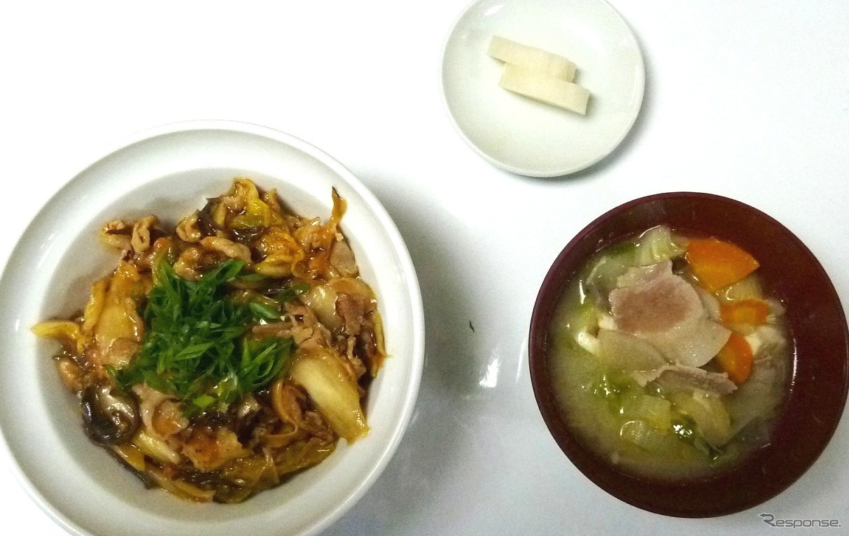 巡視船はやと。白菜とキノコを使った丼に豚汁
