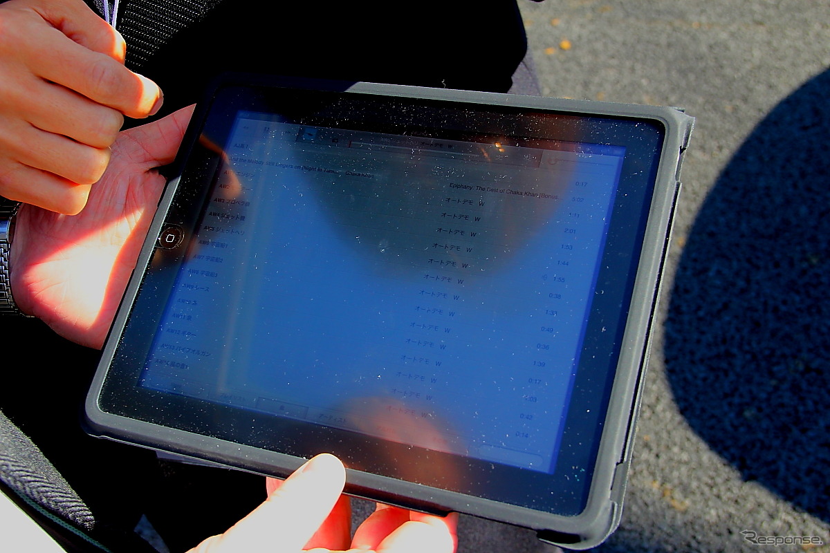 擬似走行音が記録されているiPadで好みの音をセレクトしてBluetoothで送信