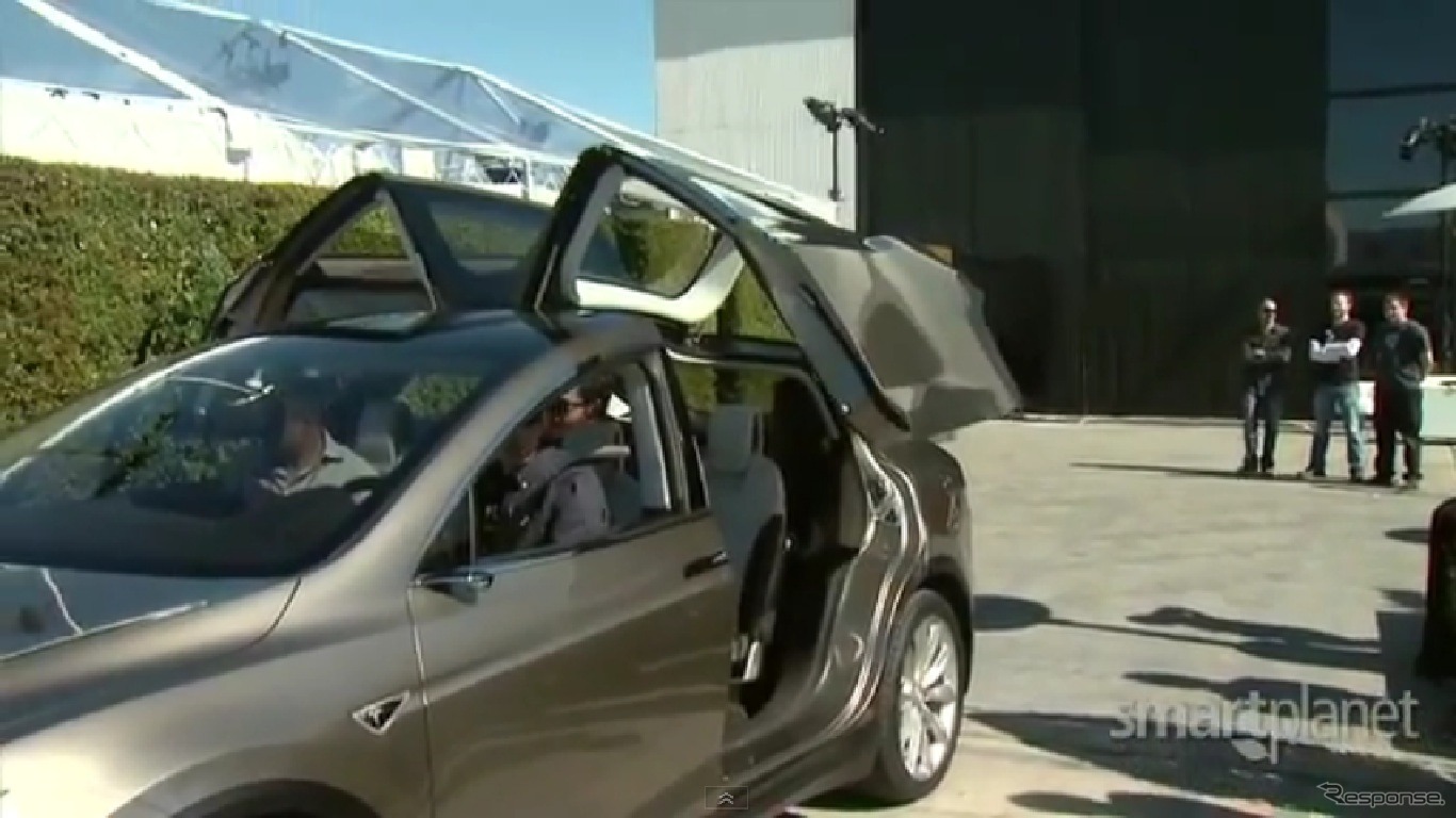 テスラモーターズの新型EV、モデルXに採用されたガルウィングドア（動画キャプチャー）