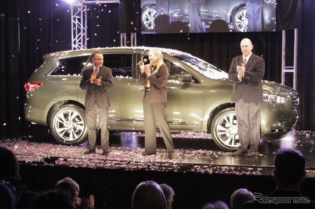 日産/インフィニティJXの生産1号車ラインオフ式典（2月21日、米スマーナ工場）。