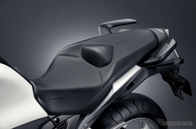 ホンダ VFR1200F 表皮一体発泡クッションシート