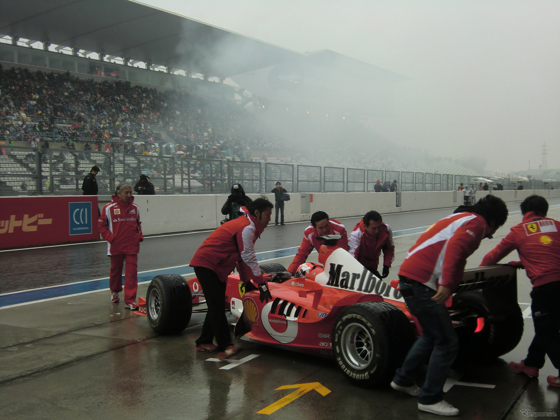 雨の中、フェラーリF2003-GAはデモラン決行。SUPER GTの名手・田中哲也が走らせた（3月4日）。