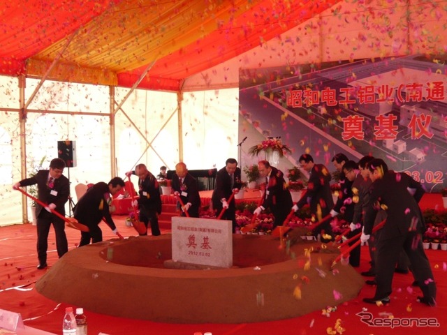 起工式の鍬入れの模様