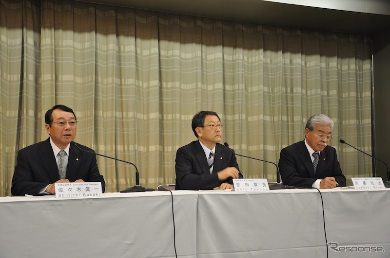 トヨタ会見。豊田社長、新美副社長、佐々木副社長（2011年4月22日）。