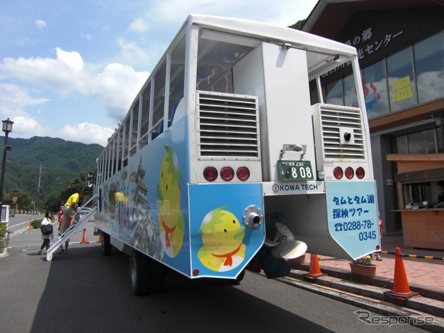 栃木県湯西川で運行中の水陸両用バス（資料画像）