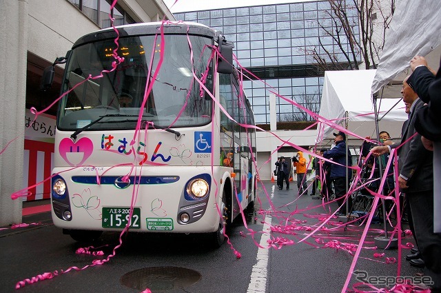 羽村市役所を出発するEVバス「はむらん」