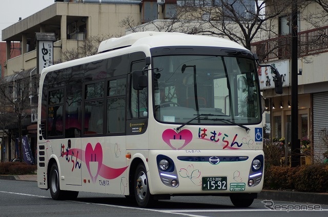 羽村市内を走行するEVバス。音は非常に静か。
