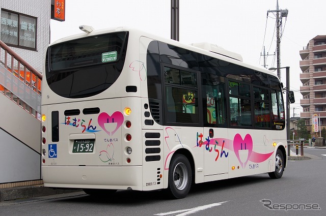 車体にはEVバスを示すロゴが描かれている。
