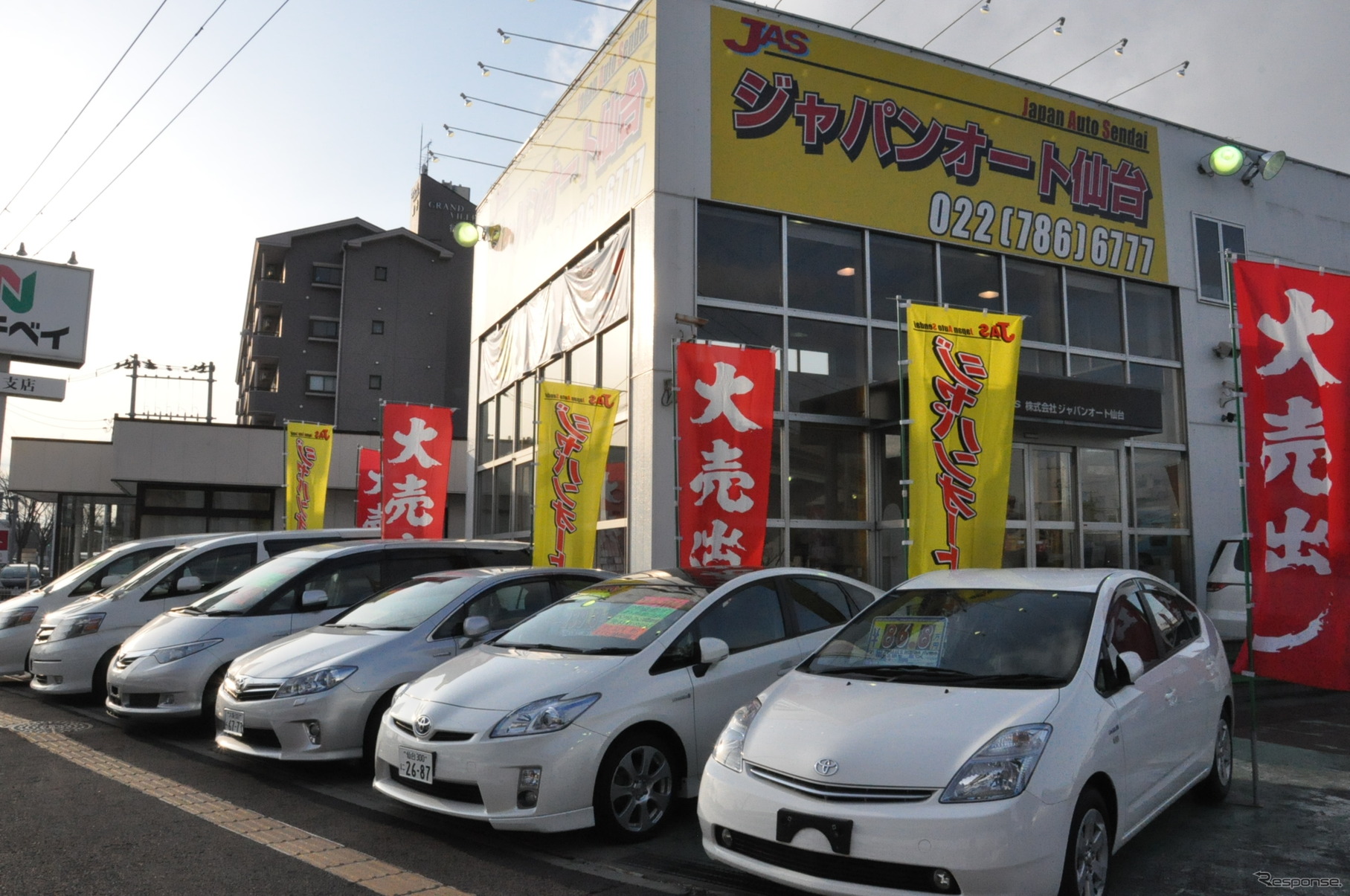 中古車販売店ジャパンオート仙台の店頭にはHVがならぶ（2012年2月）