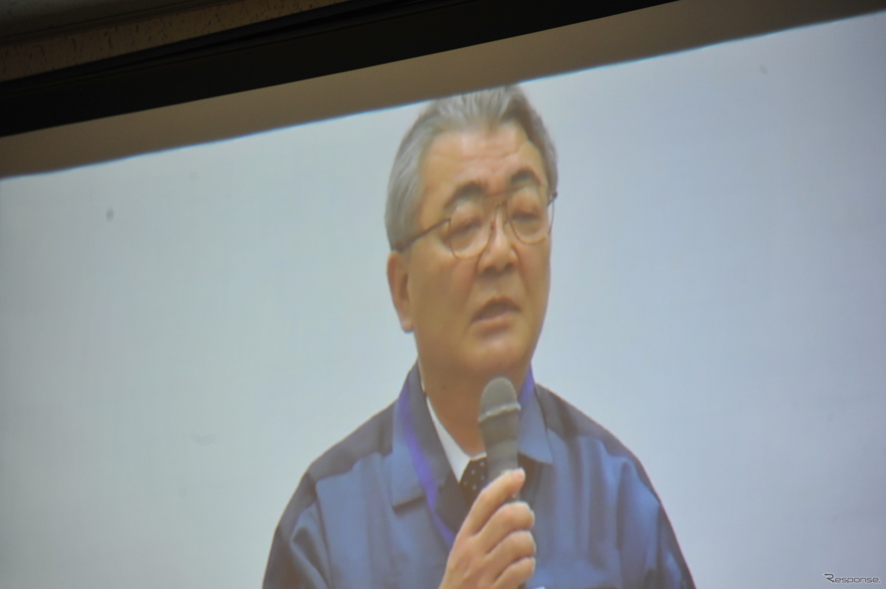 福島第一原発に設置された非常災害対策本部でメッセージを送る西澤俊夫社長（11日・東電本店のモニター画面）