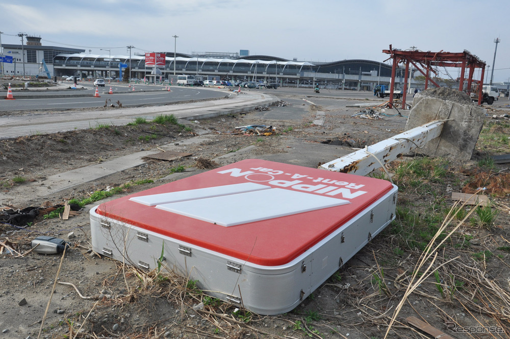 津波が直撃した仙台空港。数店舗あったレンタカー店はマツダレンタカーの店舗と日産レンタカーの看板を残し全て流された（2011年5月）