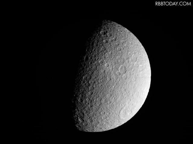 NASAが公表した土星の2番目に大きい衛星の写真