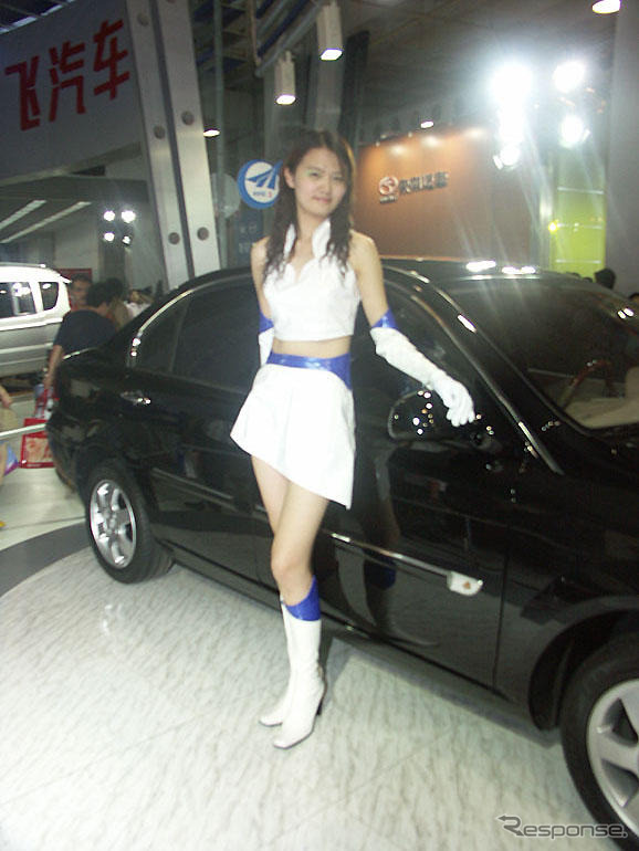 【北京モーターショー04】コンパニオン写真蔵…出し惜しみの21点
