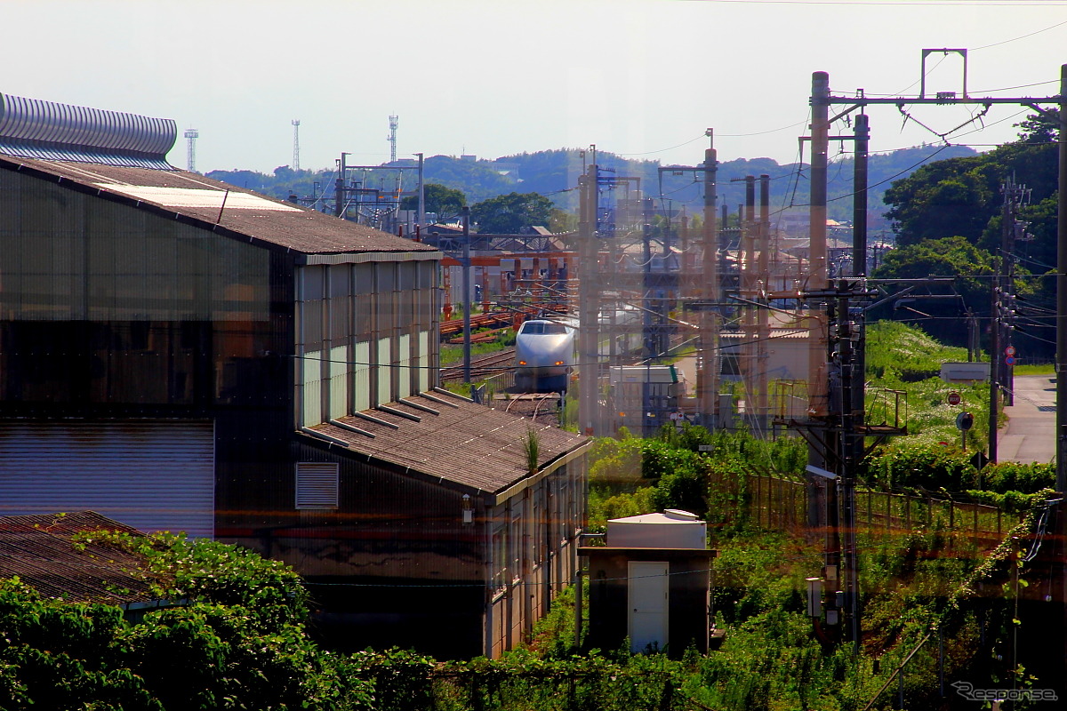 新下関駅新幹線ホームから見る100系4両編成。ヘッドライトが灯る。