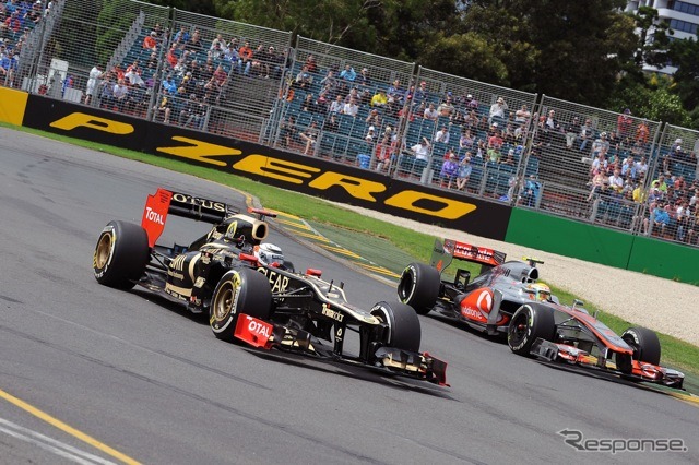 ハミルトン（向かって右。マクラーレン。3月16日、F1オーストラリアGP）