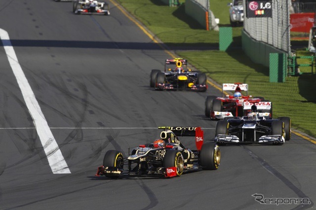 写真先頭にグロージャン（ロータス）、続いてマルドナド（ウィリアムズ。3月18日、F1オーストラリアGP決勝）