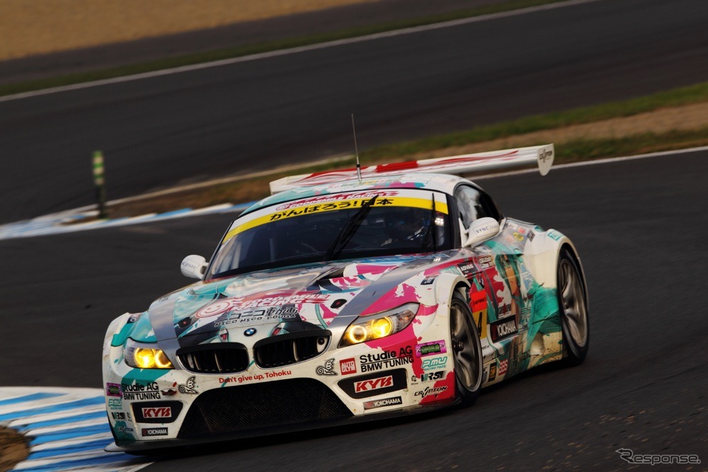 2012年、“痛車”の初音ミクグッドスマイルBMWがSUPER GT300クラスのチャンピオン獲得した