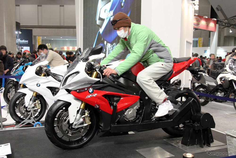 【東京モーターサイクルショー12】BMW S1000RR のウィリー走行を疑似体験