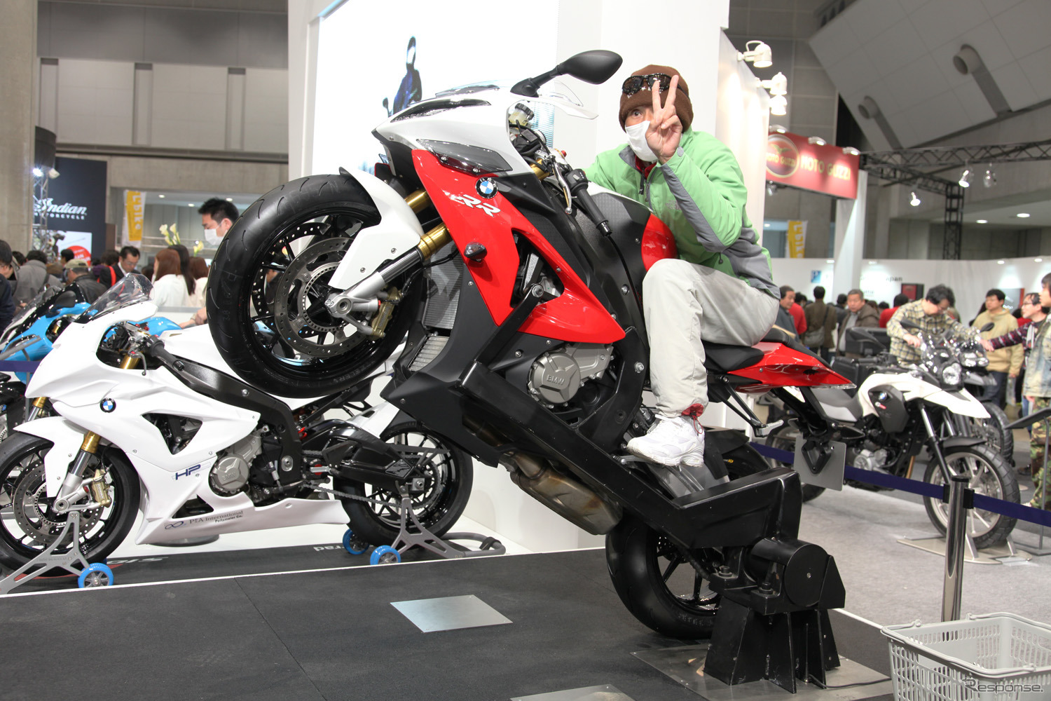 【東京モーターサイクルショー12】BMW S1000RR のウィリー走行を疑似体験