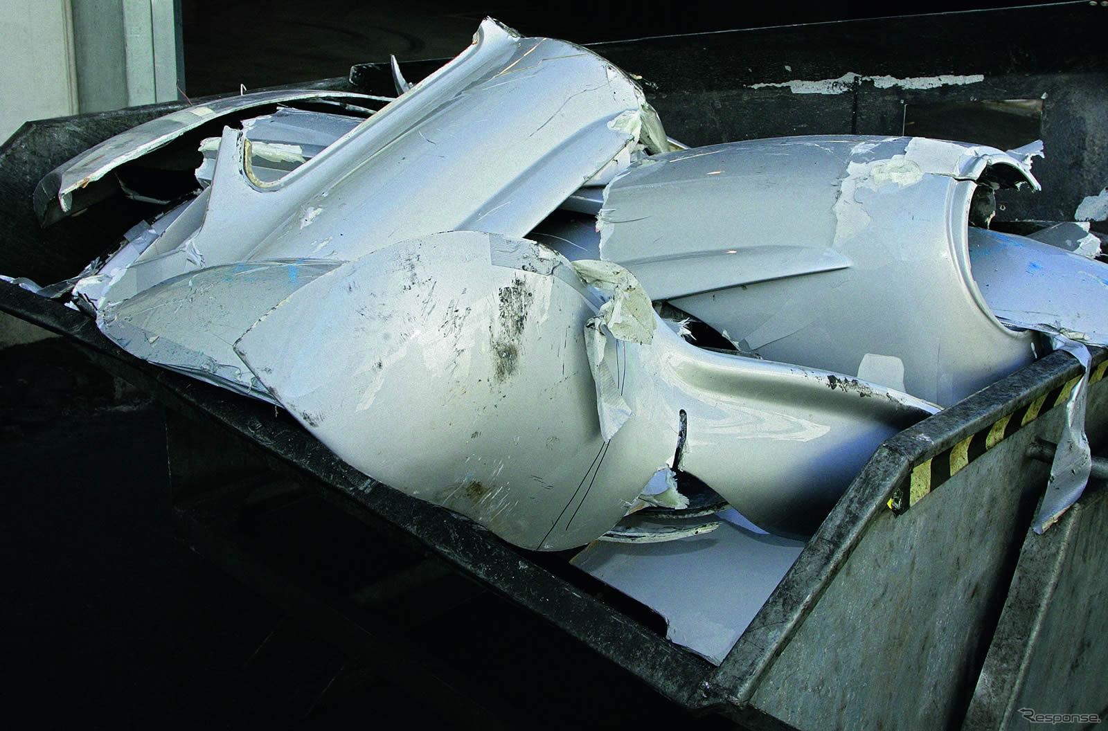 ダイムラーが公表したメルセデスベンツ300SLレプリカが破壊される様子