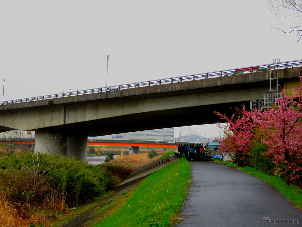 鶴見川右岸に沿って第三京浜道路をくぐる。いつものドライブで見る風景とはまた違い、水辺の高さからみる景色は別の地のようだ