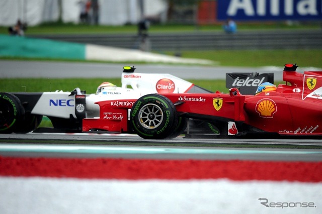 ペレス（写真左、ザウバー）vsアロンソ（フェラーリ。3月25日、F1マレーシアGP決勝）