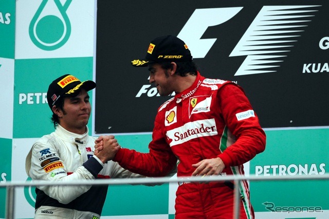 ペレス（向かって左、ザウバー）とアロンソ（フェラーリ。3月25日、F1マレーシアGP表彰台）