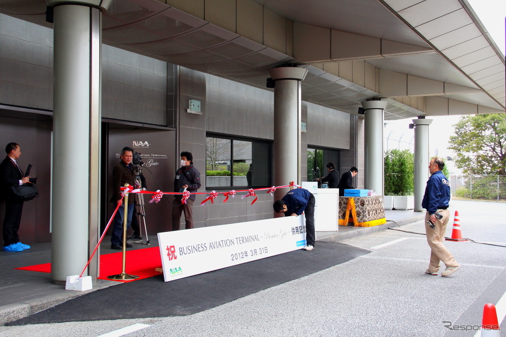 「ビジネスアビエーションターミナル－プレミアゲート－」出入口。クルマはこの場所に乗り付けることができる