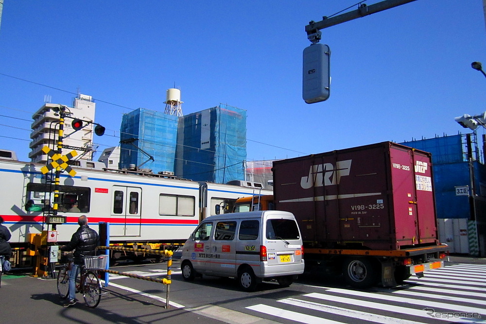 京成押上線曳舟駅付近も高架化工事が完成すると明治通りとの踏切が解消される