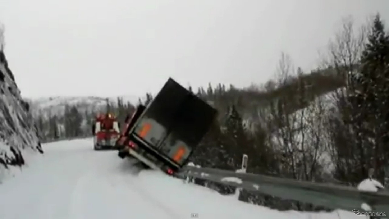 ノルウェーで起きた大型トレーラーと救援車の転落事故