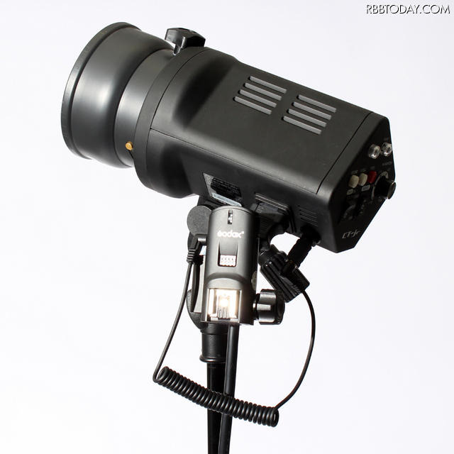 受信機をストロボに取り付けたイメージ