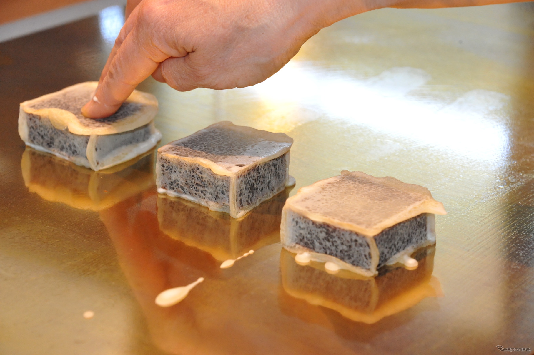 6面をまんべんなく焼くと、焼きたてのきんつばができあがり
