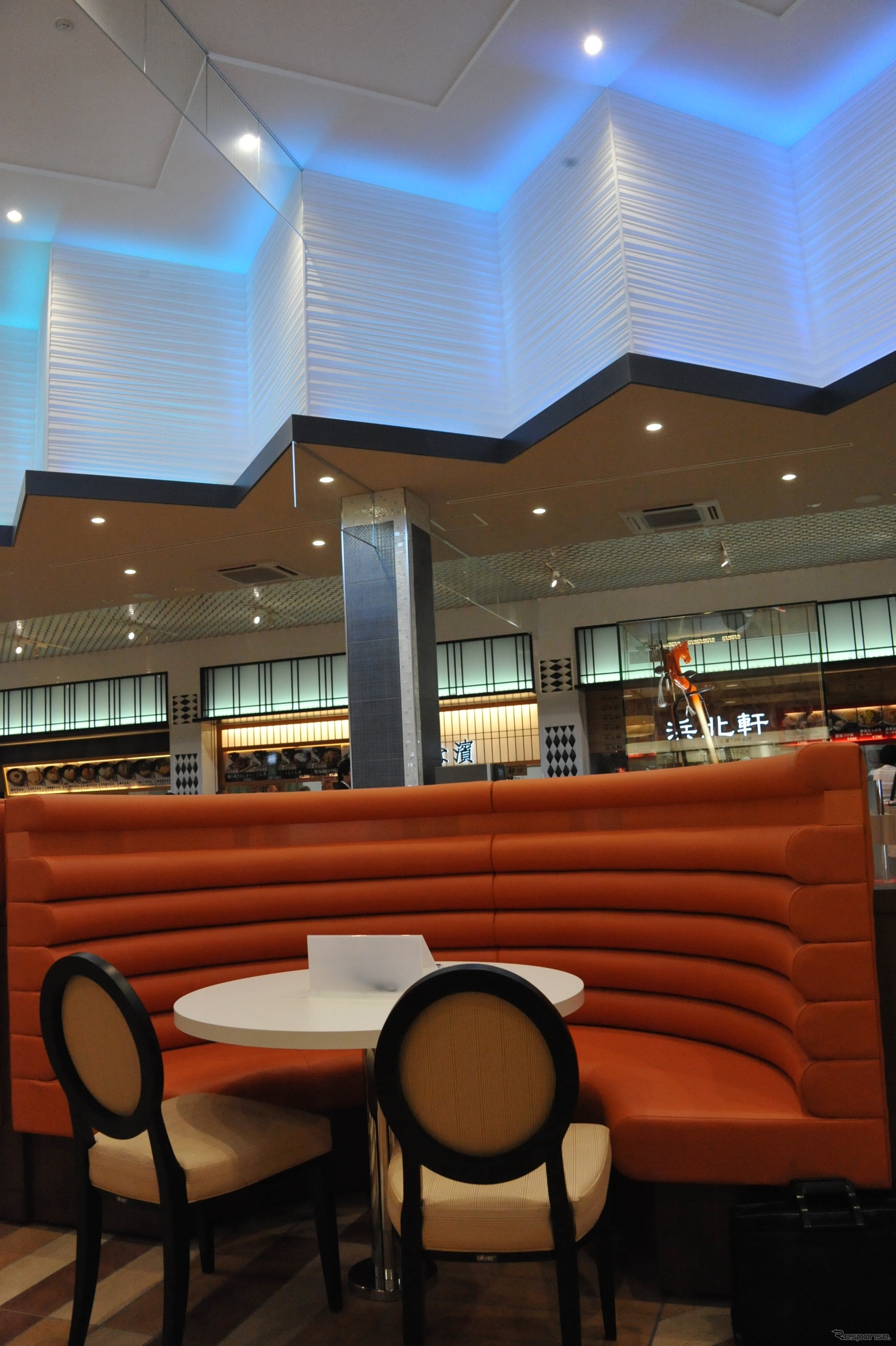 ネオパーサ浜松のフードコート（8日・新東名浜松SA下り線）