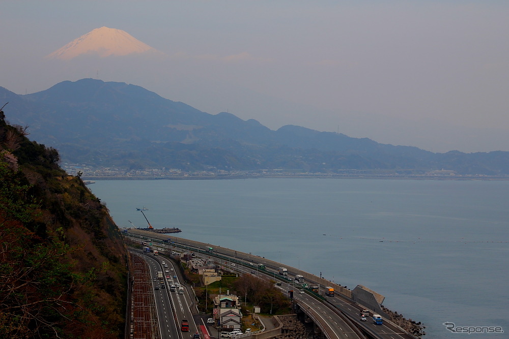 由比付近の“現東名”はJR東海道線とともに海岸線をゆく