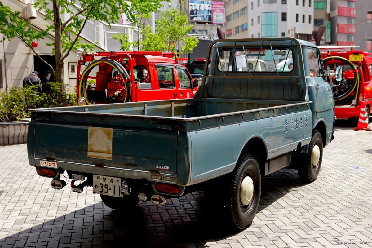 ダットサンや懐かしの日産車が並んだ