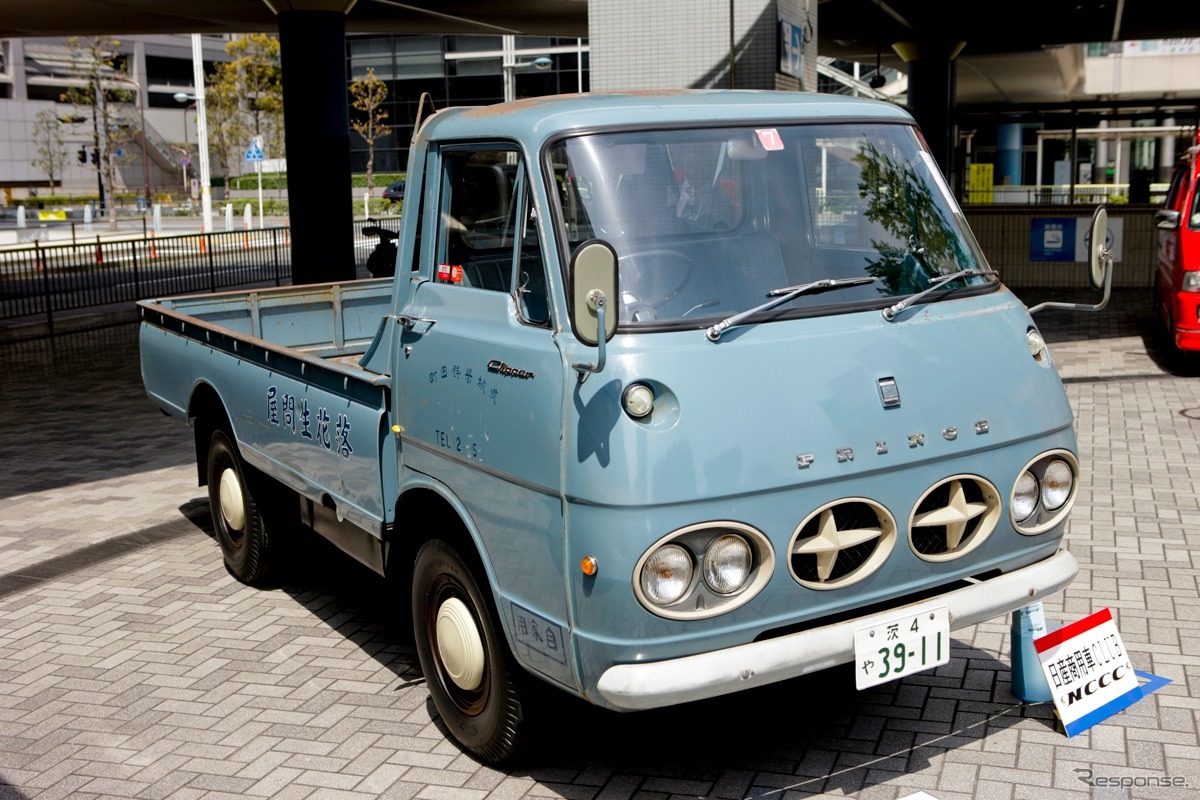 ダットサンや懐かしの日産車が並んだ