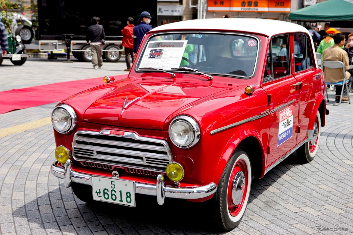 ダットサンや懐かしの日産車が並んだ