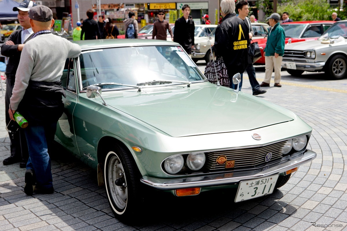 ダットサンや懐かしの日産車が並んだ