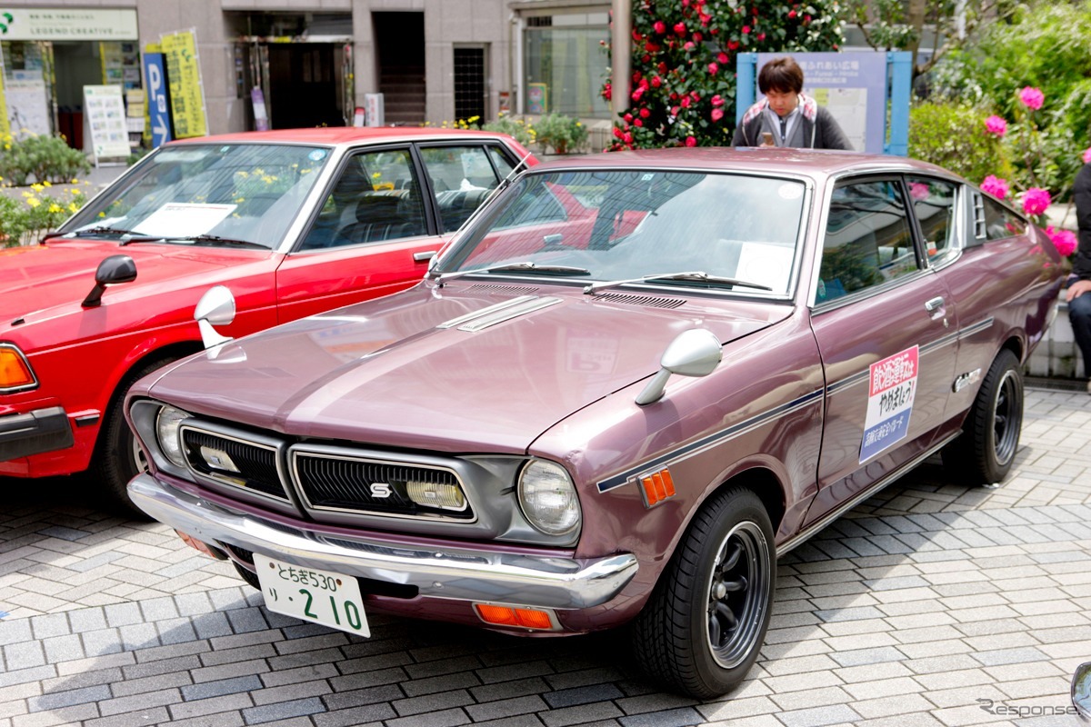 ダットサンや懐かしの日産車が並んだ