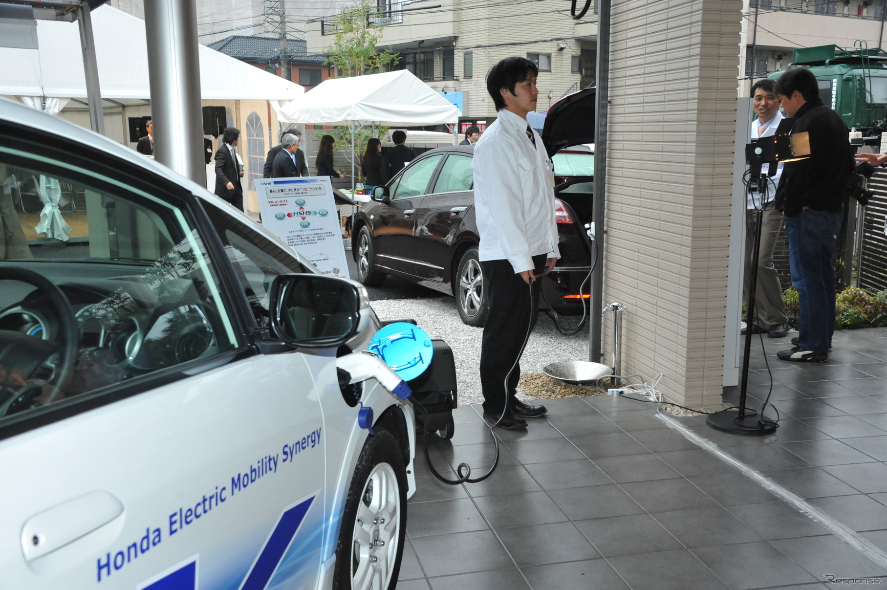 燃料電池電気自動車クラリティで発電した電気を、他のEVに充電するデモンストレーションも行われた（23日・さいたま市）