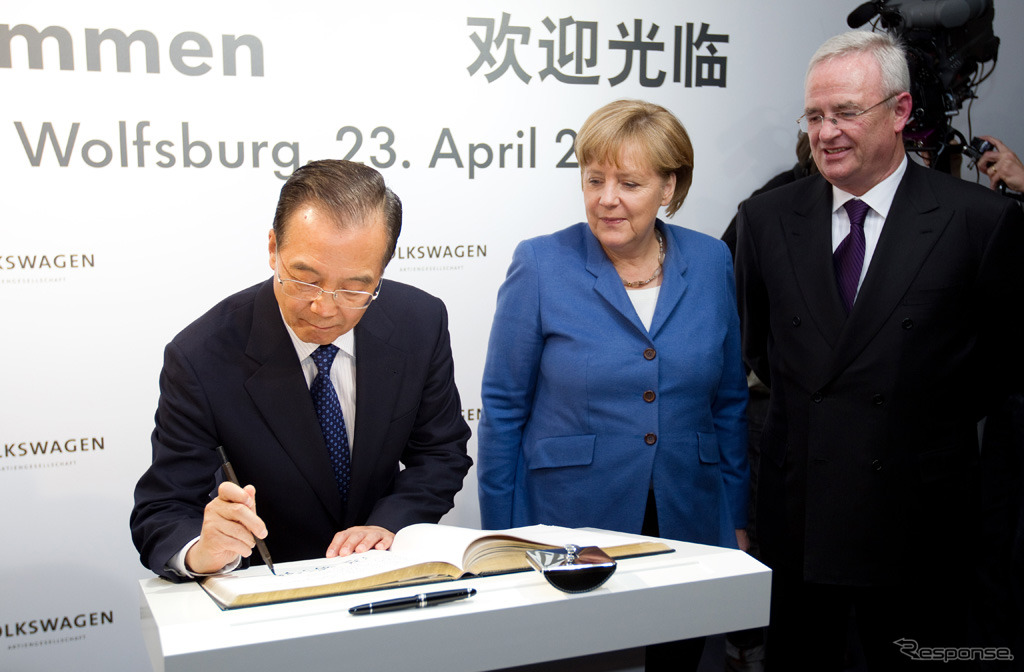 中国の温家宝首相、ドイツのメルケル首相を招いて行われたフォルクスワーゲングループの中国新工場の調印式