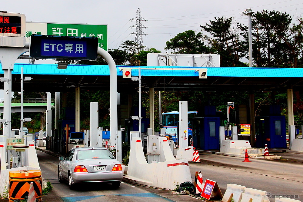沖縄自動車道の北端、許田料金所（2012年4月21日撮影）